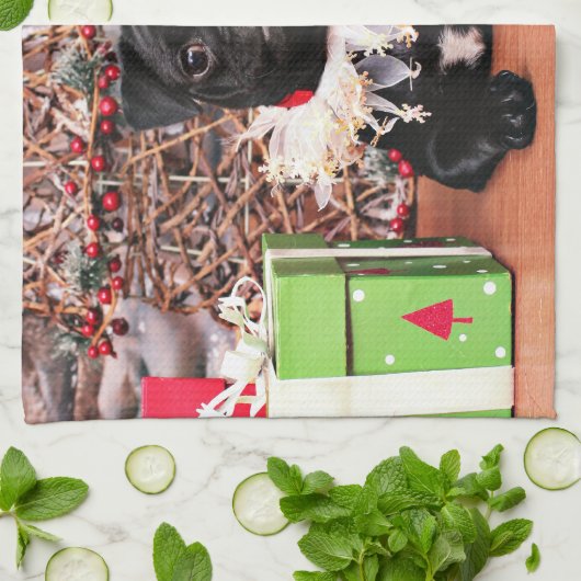 Weihnachten - Mops - Gänseblümchen Mae Geschirrtuch (Gefaltet)