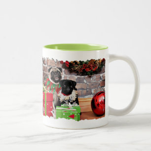 Weihnachten - Mops - Gänseblümchen Mae und Lilie Zweifarbige Tasse