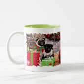 Weihnachten - Mops - Gänseblümchen Mae und Lilie Zweifarbige Tasse (Links)
