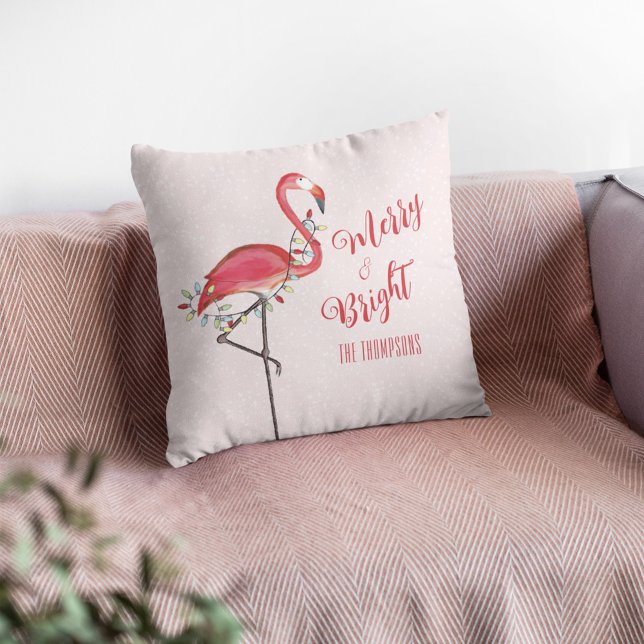 Weihnachten Niedlich Pink Flamingo Personalisiert Kissen (Cute pink flamingo Christmas throw pillow with personalized tropical holiday design.)