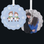 Weihnachten Niedlich Snowmen Couple Foto Liebe Fre Ornament Karte<br><div class="desc">Ein Weihnachtskonzept: zwei niedliche kleine Schneemänner mit Händen, gekleidet in Stricken, rot und grün gestreiften Schal und Hut, auf hellblauem Hintergrund, umgeben von gewölbten Texten mit weißen Schneeflocken zwischen den Wörtern. Die Nachricht oben ist Peace Liebe Joy, unten ist der Name und das Jahr. Auf der Rückseite gibt es ein...</div>