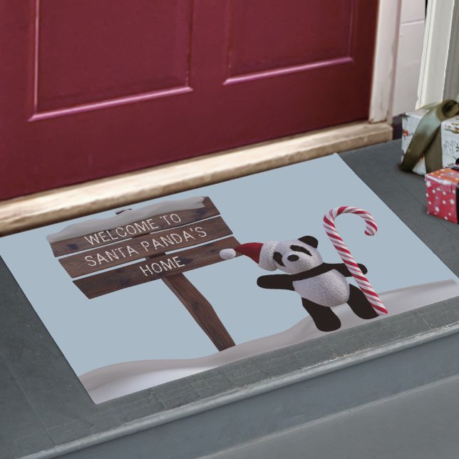Weihnachten Panda Familienname Holiday Doormat Fußmatte (Santa Panda is coming to down and to welcome your guests this holiday season with this cute doormat)