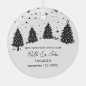 Weihnachten Pine Tree Bear Skiing Couple Verlobung Ornament Aus Glas (Vorderseite)