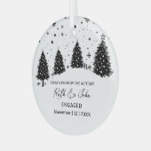 Weihnachten Pine Tree Bear Skiing Couple Verlobung Ornament Aus Glas (Vorderseite links)