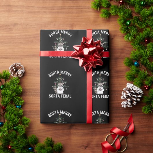Weihnachten Raccoon Sorta Merry Sorta Feral Xmas Geschenkpapier (Feiertagsgeschenk)