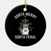 Weihnachten Raccoon Sorta Merry Sorta Feral Xmas Keramik Ornament (Vorne)
