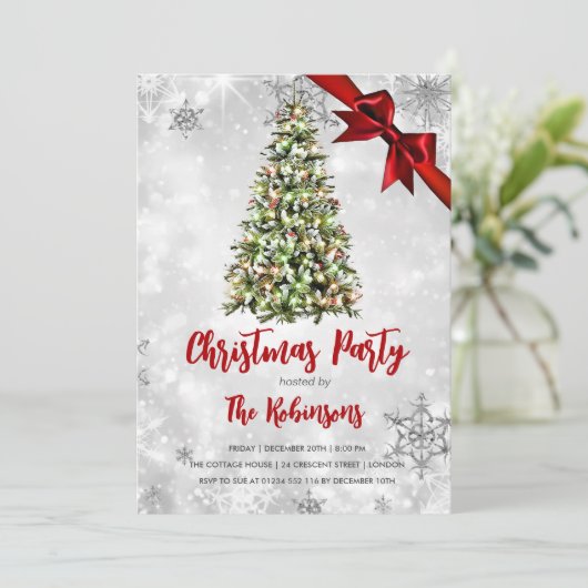 Weihnachten | Rustikaler Baum & Roter Ribbon Holid Einladung (Stehend Vorderseite)