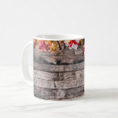 Weihnachten rustikaler Hintergrund, Holzplanken. Kaffeetasse (Vorderseite Links)