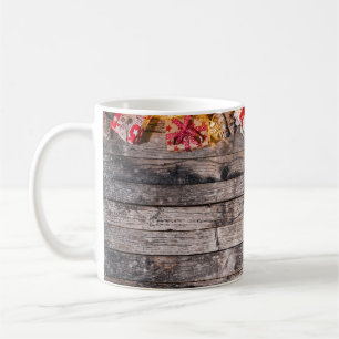 Weihnachten rustikaler Hintergrund, Holzplanken. Kaffeetasse