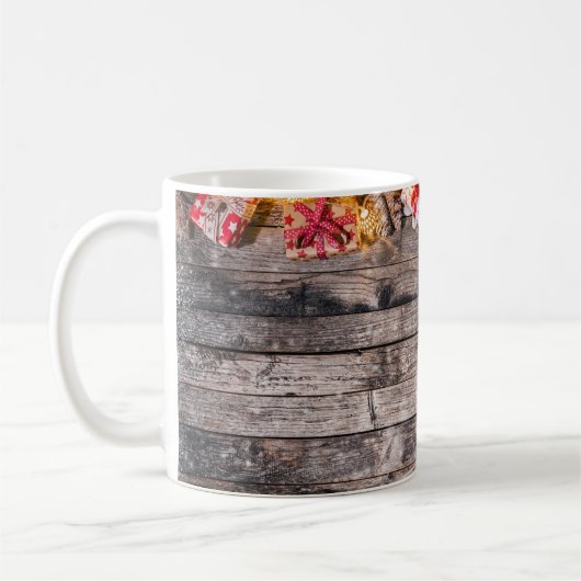 Weihnachten rustikaler Hintergrund, Holzplanken. Kaffeetasse (Links)
