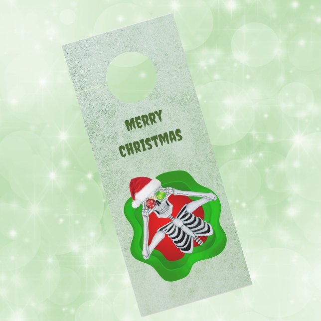 Weihnachten Skelett im Spritzer Türanhänger (Creepy Christmas skeleton ornament eyes in splatter shape on green paper door knob hanger.)
