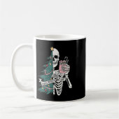 Weihnachten Sorta Merry Sorta Beängstigend Skeleto Kaffeetasse (Links)