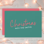Weihnachten | Stilvolle Trendy Forest Green<br><div class="desc">Einfache,  stilvolle "Weihnachten mit dem ()" zitieren flache Urlaubskarten in moderner minimalistischer Typografie in festlichem Rot und Weiß auf grünem Hintergrund. Das Design kann leicht mit Ihrem Familiennamen,  Jahr oder eigenen besonderen Gruß für super niedliche Urlaubsvibes personalisiert werden!</div>