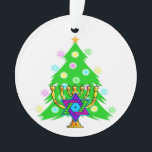 Weihnachten und Chanukka Ornament<br><div class="desc">Die Aufmachung von von Weihnachtenbaum und menorah mit jüdischem Davidsstern umgab durch Feiertagsgeschenke auf Grußkarten,  Porto,  Geschenkideen und Kleid für die Familie.</div>