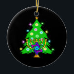 Weihnachten und Chanukka zusammen Keramikornament<br><div class="desc">Weihnachten und Chanukka auf Geschenken für Familien zwischen Glaubensrichtungen,  die die Freude am Weihnachten und Schönheit von Chanukah feiern.  Die Aufmachung von von Weihnachtenbaum und menorah mit jüdischem Davidsstern umgab durch Feiertagsgeschenke auf Grußkarten,  Porto,  Geschenkideen und Kleid für die Familie.</div>