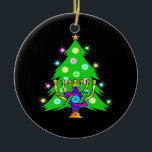 Weihnachten und Chanukka zusammen Keramikornament<br><div class="desc">Weihnachten und Chanukka auf Geschenken für Familien zwischen Glaubensrichtungen,  die die Freude am Weihnachten und Schönheit von Chanukah feiern.  Die Aufmachung von von Weihnachtenbaum und menorah mit jüdischem Davidsstern umgab durch Feiertagsgeschenke auf Grußkarten,  Porto,  Geschenkideen und Kleid für die Familie.</div>