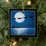 Weihnachten und Super Hornets F/A-18 Weihnachten Keramikornament<br><div class="desc">Dieser patriotische Weihnachtsbaumschmuck mit seinem Schlitten,  der von einem Team von F/A-18F Super Hornet-Jets gezogen wurde,  zeigt den Weihnachtsmann und seinen Schlitten. Sie fliegen über einem Flugzeugträger vor Vollmond. Personalisieren Sie die Rückseite mit einem Namen und einem Jahr oder einem Text,  den Sie hinzufügen möchten.</div>