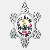 Weihnachten Unsere ersten Weihnachten Verheiratete Schneeflocken Zinn-Ornament (Rechts)