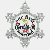 Weihnachten Unsere ersten Weihnachten Verheiratete Schneeflocken Zinn-Ornament (Vorderseite)
