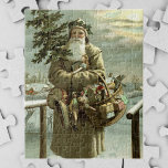 Weihnachten, Viktorianischer Weihnachtsmann mit Sp Puzzle<br><div class="desc">Vintage Illustration Weihnachtsfeierdesign mit einem Viktorianischen Weihnachtsmann,  der durch den Schnee verlassend Fußspuren geht. Er trägt einen Weihnachtsbaum und einen Körbchen Spielzeug auf einem bewölkten Abend,  wobei der Mond durch die Wolken strahlt. Ursprünglich eine skandinavische Postkarte mit dem Text: Gott Jul oder Frohe Weihnachten.</div>