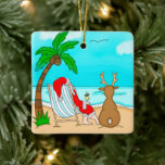 Weihnachten, Weihnachten und Rentiere am Strand Keramikornament<br><div class="desc">Wir wünschen Ihnen ein frohes Weihnachtsfest vom Strand! Fantastische Schneeballschmuck mit handgezücktem Weihnachtsmann und Rentieren,  die am Strand sitzen und eine Pina Colada trinken.</div>