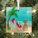 Weihnachten, Weihnachten und Rentiere am Strand Ornament Aus Glas<br><div class="desc">Wir wünschen Ihnen ein frohes Weihnachtsfest vom Strand! Fantastische Schneeballschmuck mit handgezücktem Weihnachtsmann und Rentieren,  die am Strand sitzen und eine Pina Colada trinken.</div>