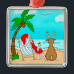Weihnachten, Weihnachten und Rentiere am Strand Ornament Aus Metall<br><div class="desc">Wir wünschen Ihnen ein frohes Weihnachtsfest vom Strand! Fantastische Schneeballschmuck mit handgezücktem Weihnachtsmann und Rentieren,  die am Strand sitzen und eine Pina Colada trinken.</div>
