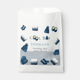 Weihnachten Winter gemütliche Junge zwei Geschenktütchen