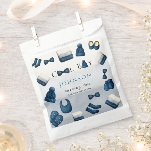 Weihnachten Winter gemütliche Junge zwei Geschenktütchen (Ausgeschnitten)