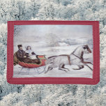 Weihnachten, Winter, Schlittenpferd Tri-fold Geldbeutel<br><div class="desc">Vintage Illustration Weihnachtsgestaltung ursprünglich von Currier & Ives im Jahr 1853 veröffentlicht mit dem Titel The Road - Winter. Dieses Liebe- und Romantikdesign besticht durch eine romantische Winterfahrt auf einem gezeichnet Schlitten über die verschneite Landschaft. Dieses Kunstwerk war möglicherweise ein Portrait von Nathaniel Currier und seine Ehefrau von seinen Mitarbeitern...</div>