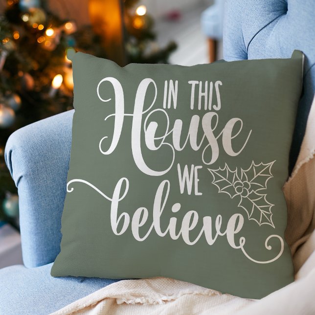 Weihnachten Wohngestaltung in diesem Haus glauben  Kissen (Christmas Home Decor In This House We Believe Throw Pillow)