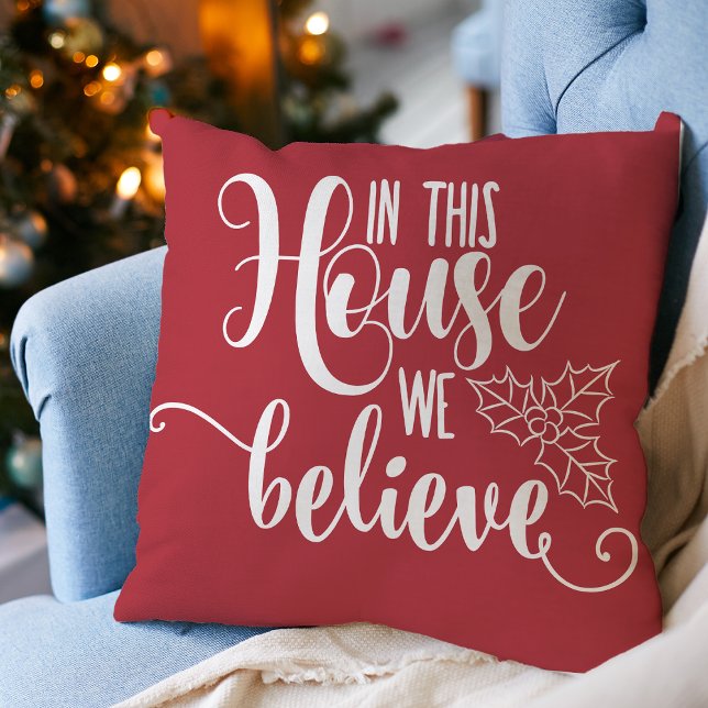 Weihnachten Wohngestaltung in diesem Haus glauben  Kissen (Christmas Home Decor In This House We Believe Throw Pillow)
