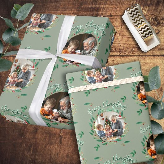 Weihnachten Zwei Fotos Sage Green Kranz Muster Geschenkpapier