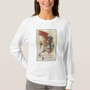 WeihnachtenGreetingLittle Mädchen durch Kamin T-Shirt