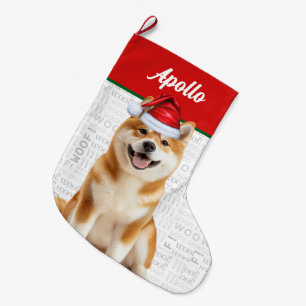 Weihnachts-Akita-Hund mit Namen Woof Hintergrund Großer Weihnachtsstrumpf