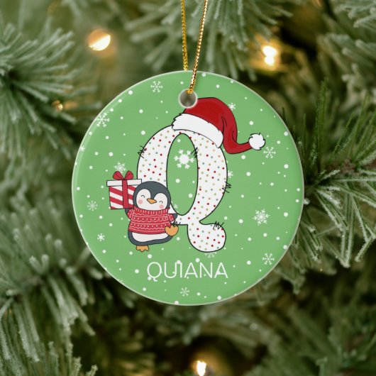 Weihnachts Alphabet Q Weihnachtsmannmütze Pinguin  Keramik Ornament (Baum)