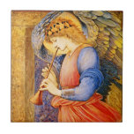 Weihnachts-Angel-Keramik vor Raphaelit Fliese<br><div class="desc">Ein Engel,  der ein Flageolet spielt (1878). Künstler: Sir Edward Coley Burne-Jones (1833-1898). Ein Engel,  der ein Flageolet spielt,  zeigt einen Engel,  der ein Holzblasinstrument spielt,  das Flageolet.</div>