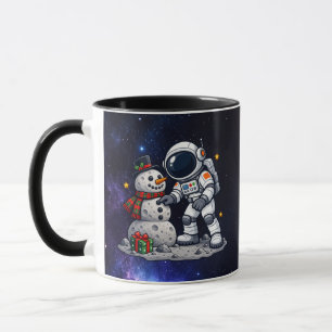 Weihnachts-Astronaut baut einen Mond-Schneemann Tasse