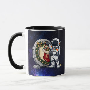 Weihnachts-Astronaut hängt einen Mond-Strumpf auf Tasse