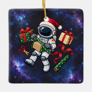 Weihnachts-Astronaut verpackt Geschenke im Weltrau Keramikornament