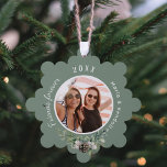 Weihnachts-beste Freunde Foto Salbei-Kiefer Ornament Karte<br><div class="desc">Personalisieren Sie Ihr eigenes Foto. Ein schöner grüner Hintergrund mit einem Kegel und Kieferngrün. Geben Sie Ihre Namen und das Jahr ein.</div>
