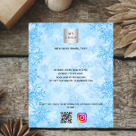 Weihnachts-blaues Firmenlogo qr-Code Flyer<br><div class="desc">Ein hellblauer Hintergrund mit Schneeflocken,  Schneekristallen. Personalisieren Sie Ihr Firmenlogo,  Ihren Namen,  Ihre Adresse,  Ihren Text,  fügen Sie Ihren Instagram-Kontonamen in den QR-Code ein.</div>