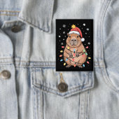 Weihnachts Capybara mit Weihnachtsmannmütze Xmas L Button (Insitu)