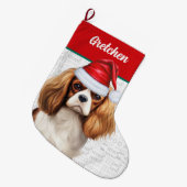 Weihnachts-Cavalier Hund mit Name Woof Hintergrund Großer Weihnachtsstrumpf (Vorderansicht (hängend))