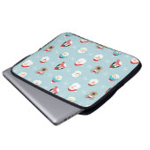 Weihnachts-Charakterköpfe: Feierliche Wrap Laptopschutzhülle (Vorne Knopf)
