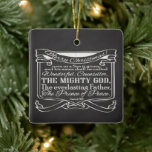 Weihnachts-Christliche Chalkboard Bibelschrift Keramikornament<br><div class="desc">Bibelverzierungen, Einzigartiges Schwarz-Brett-Weiß-Kreideeffekt und eine inspirierend Weihnachtsbibelpassage. Weihnachts-Bibel-Verse-Artikel mit Passage-Schrift aus Jesaja 9:6.. für uns wird ein Sohn gegeben: und sein Name wird als wunderbar, Counselor, DER MIGHTY GOTT, Der immerwährende Vater, Der Fürst des Friedens genannt werden. ~Isaiah 9:6 Dunkelgraue und schwarze Tafel mit weißer Textgrafie macht ein lässiges Christliches...</div>