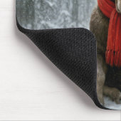 Weihnachts-Elch in einem schneebedeckten Wald Mousepad (Ecke)