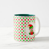 Weihnachts-Elf auf Green & Red Diamond Star-Muster Zweifarbige Tasse (VorderseiteRechts)