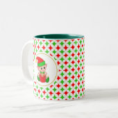 Weihnachts-Elf auf Green & Red Diamond Star-Muster Zweifarbige Tasse (Vorderseite Links)