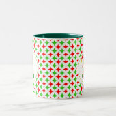Weihnachts-Elf auf Green & Red Diamond Star-Muster Zweifarbige Tasse (Mittel)